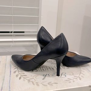 Classic navy blue 4” heels size 7.5